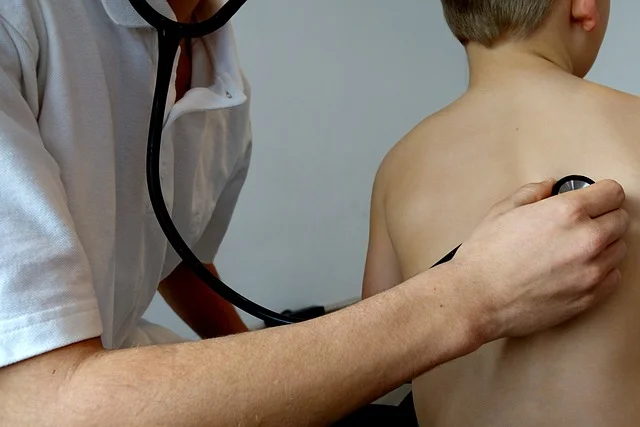 un médecin qui examine un enfant