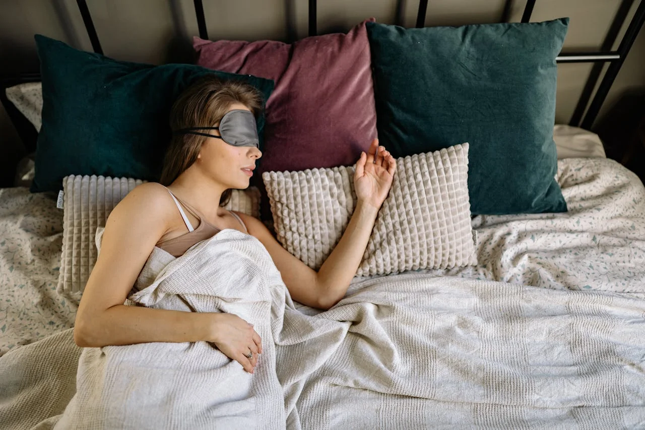 une femme qui dort sur le côté avec un masque