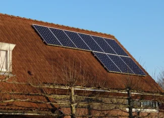 des panneaux solaires sur un toit
