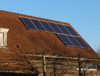des panneaux solaires sur un toit