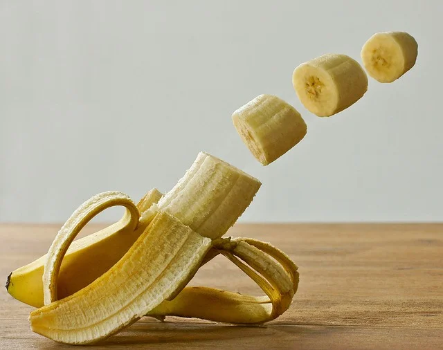 une banane divisée en plusieurs morceaux