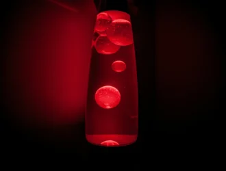 une lampe à lave permanente rouge