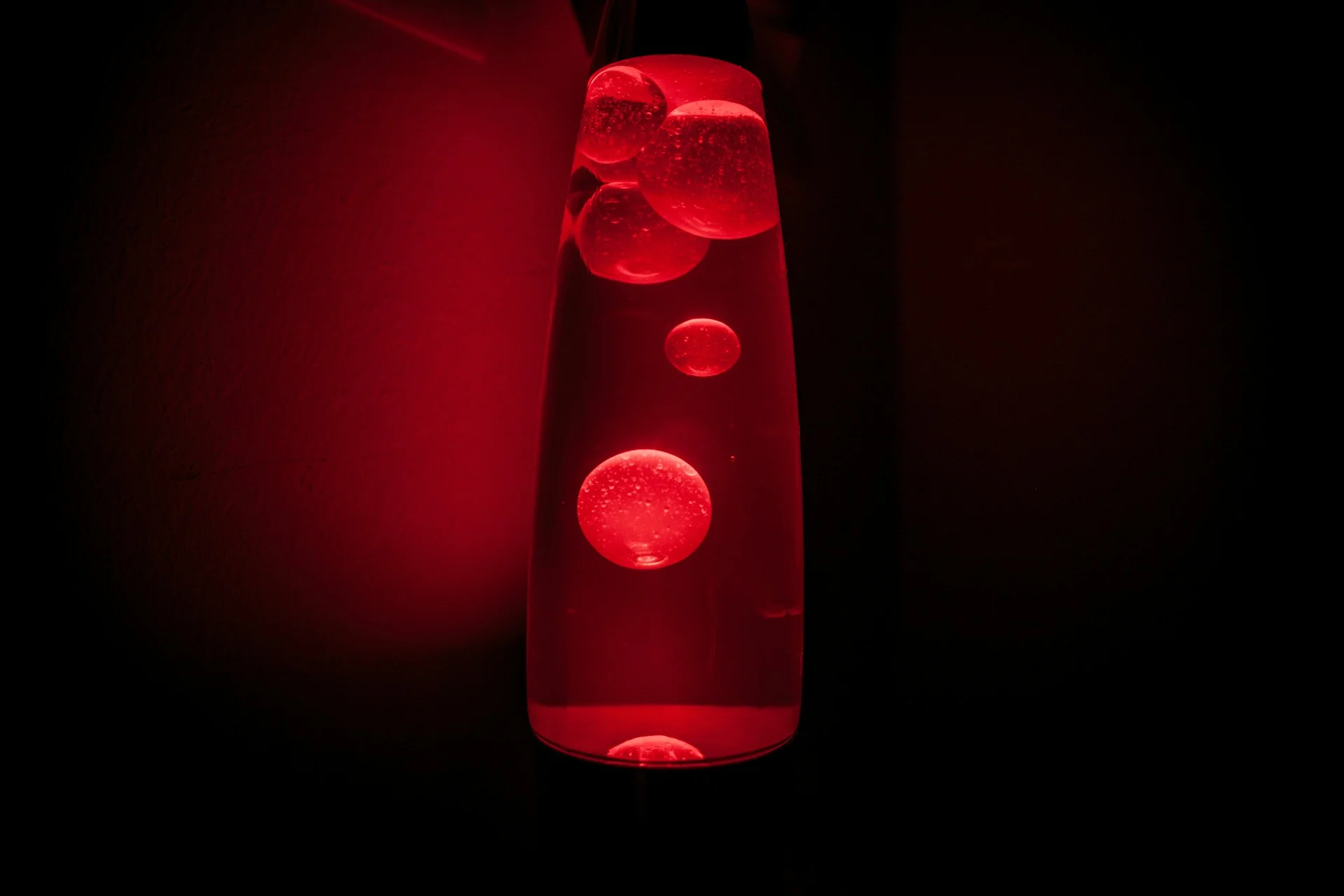 une lampe à lave permanente rouge